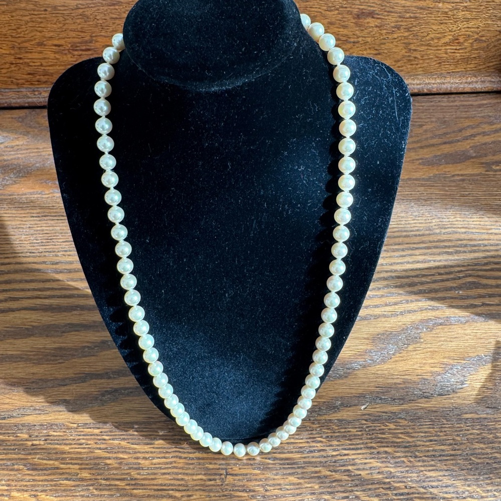 🐚 Vintage faux pearl necklace with silver tone clasp.